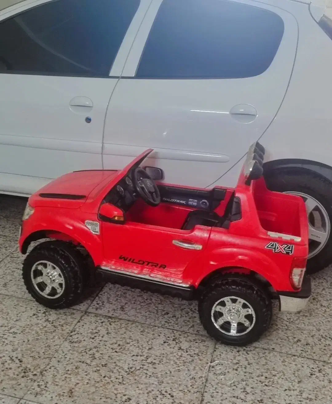 ماشین شارژی دونفره|اسباببازی بچه|جهرم, |دیوار