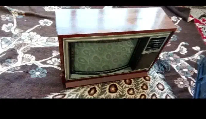 تلوزیون قدیمی|تلویزیون و پروژکتور|ری, علایین|دیوار