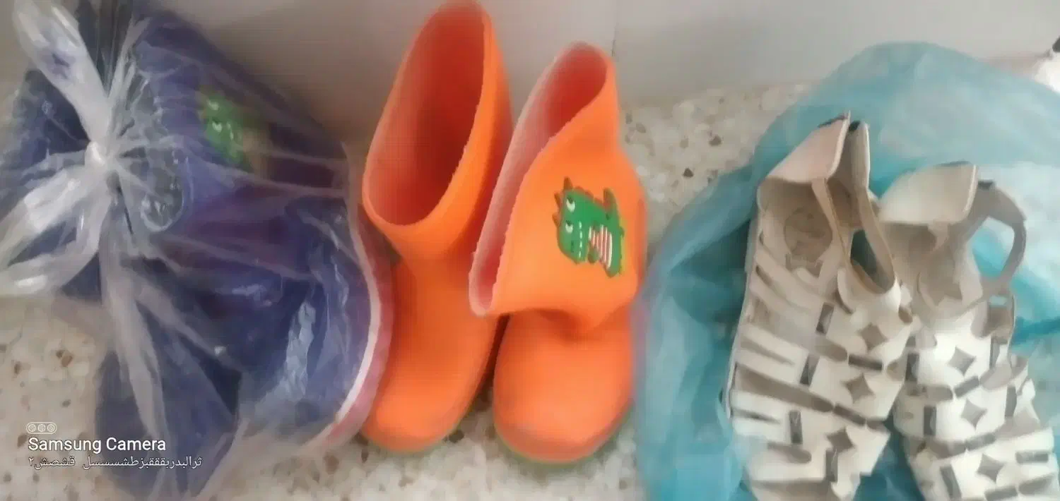 چندجفت کفش|کیف، کفش، کمربند|جرقویه, |دیوار