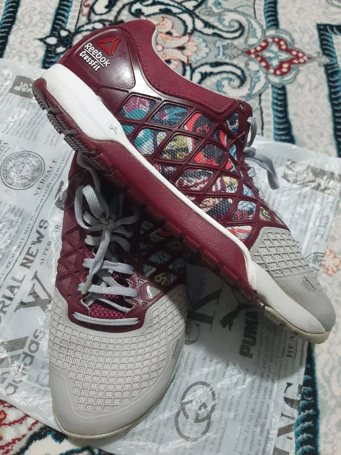 کفش کتانی|کیف، کفش، کمربند|صحنه, |دیوار