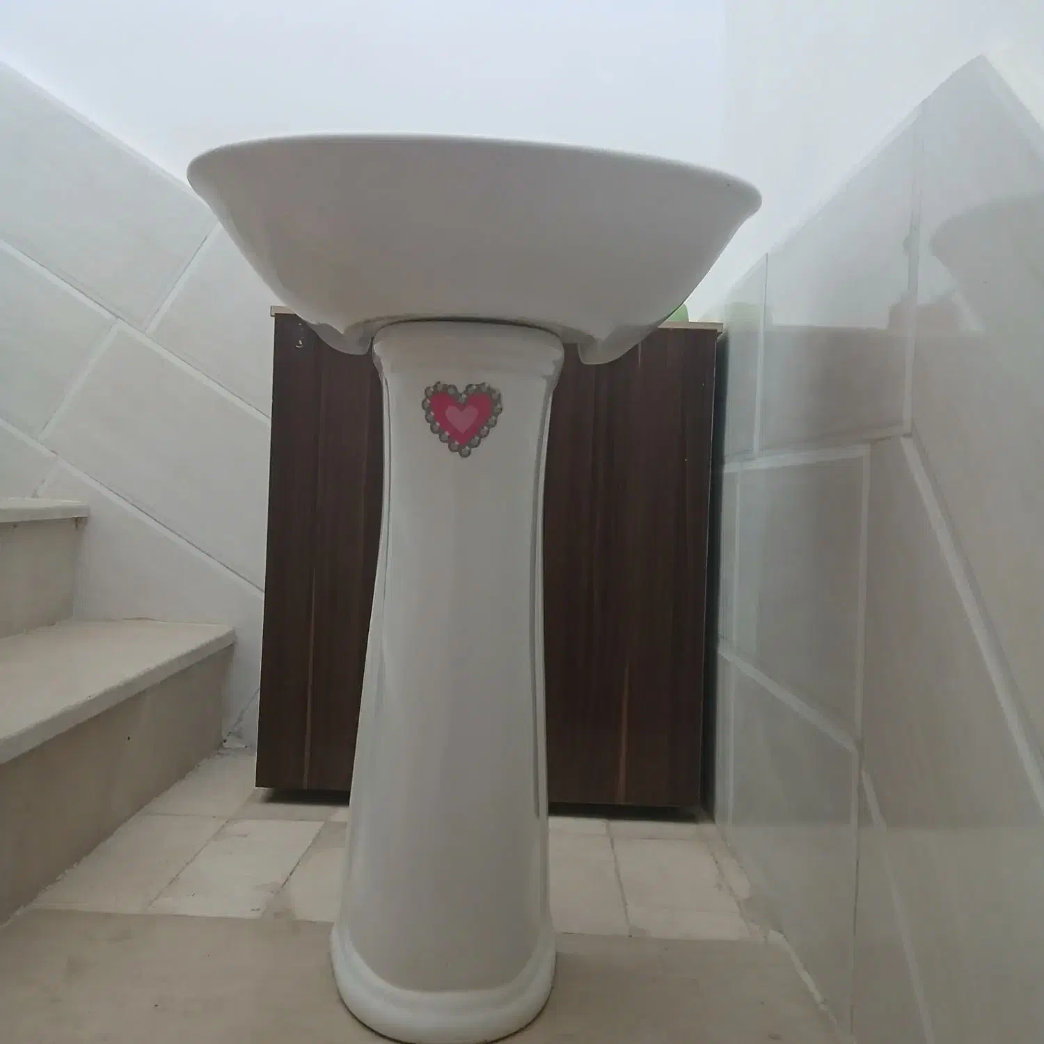 روشویی در حد نو جنس قدیمی|لوازم سرویس بهداشتی|بروجن, |دیوار