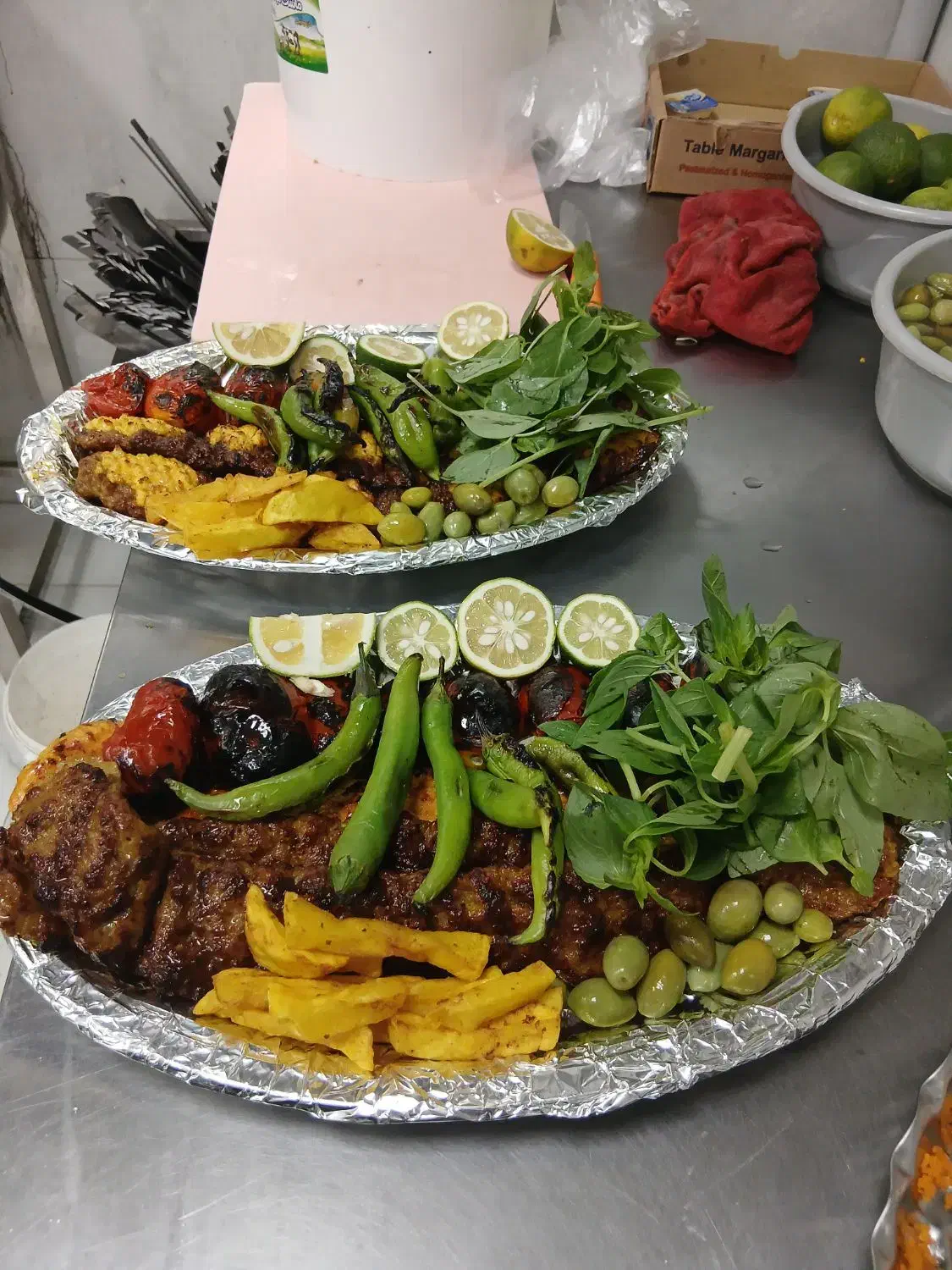 ب یک آشپز در رستوران نیازمندیم|استخدام خدمات فروشگاه و رستوران|اسفرورین, |دیوار