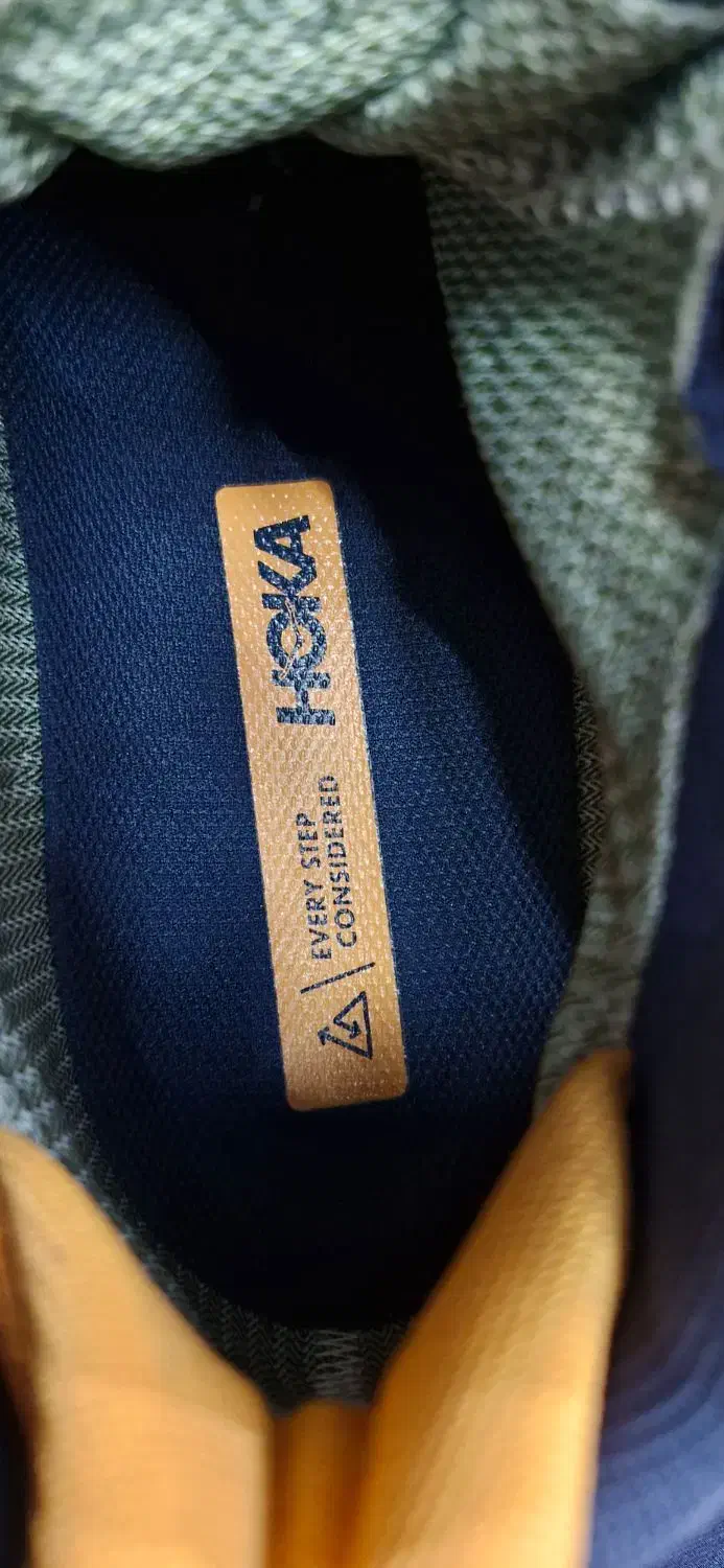 کفش کوهنوردی هوکا|کیف، کفش، کمربند|اصفهان, باغ فدک|دیوار