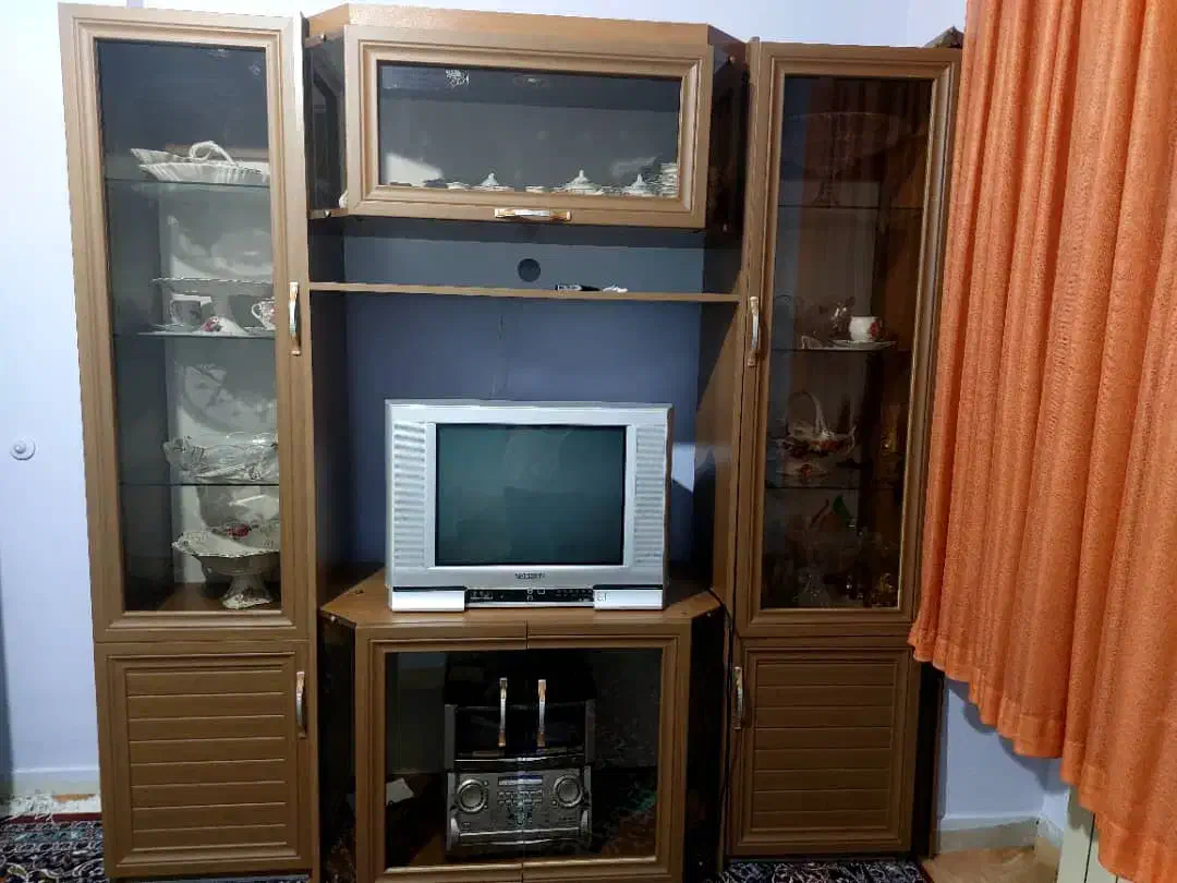 دراور به همراه تلویزیون|بوفه، ویترین، کنسول|مهاجران, |دیوار