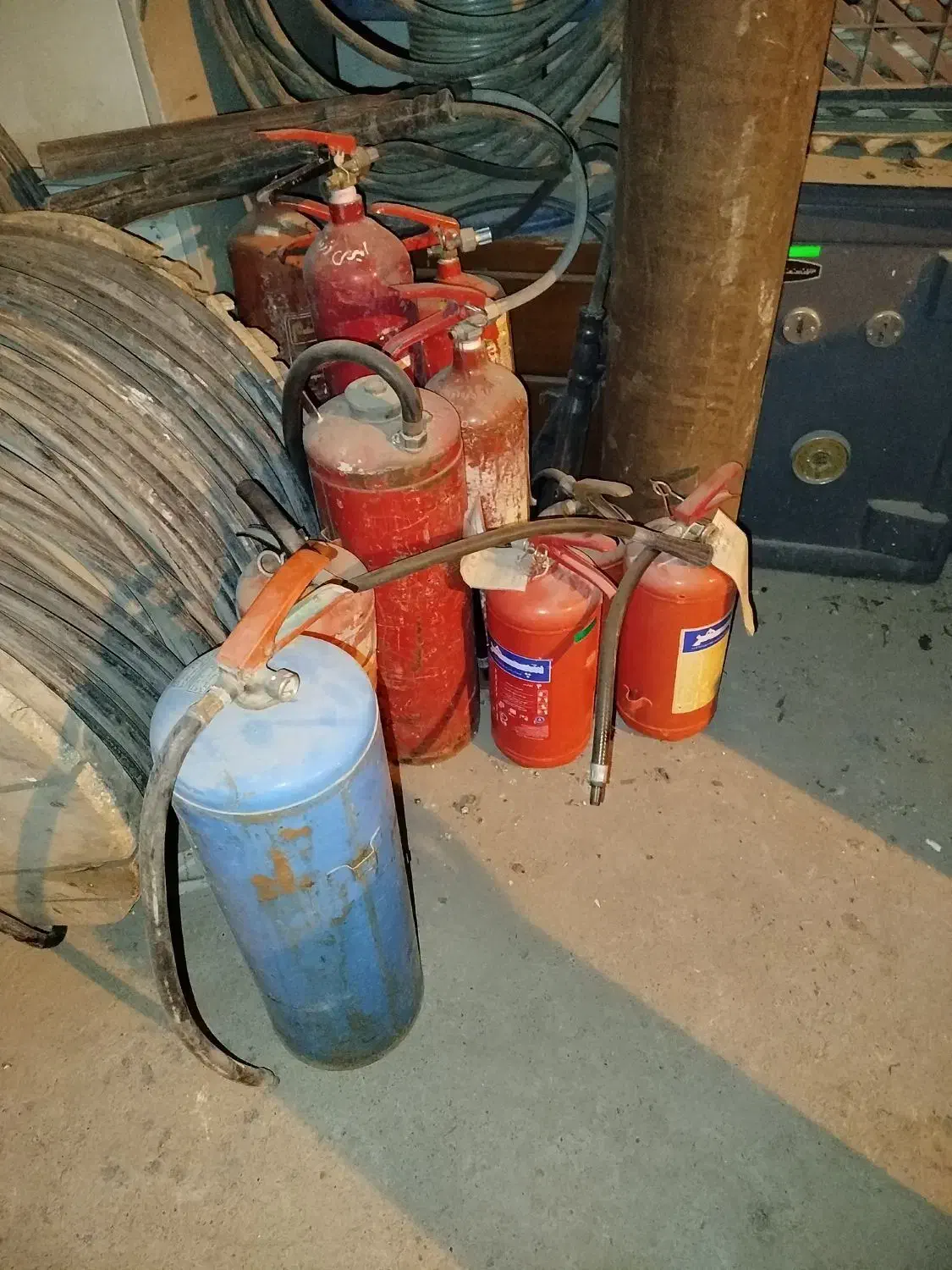 بیش از بیست عددکپسول اطفاحریق|مصالح و تجهیزات ساختمان|رباطکریم, شهرک صنعتی زوارهای|دیوار