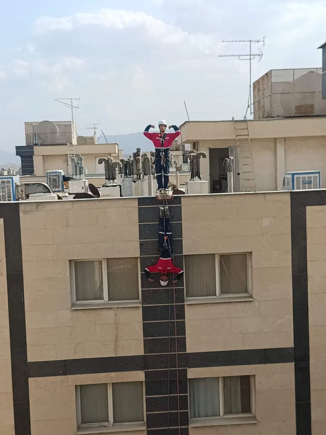 بدون نیاز به داربست شستشو پیچ رولپلاک کار در رتفاع|خدمات پیشه و مهارت|بندرعباس, |دیوار