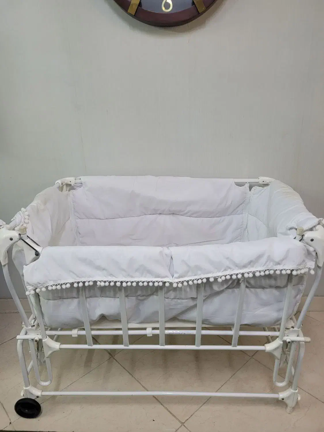 گهواره و تخت کنار مادر|تخت و صندلی بچه|رشت, کوی طالقانی|دیوار