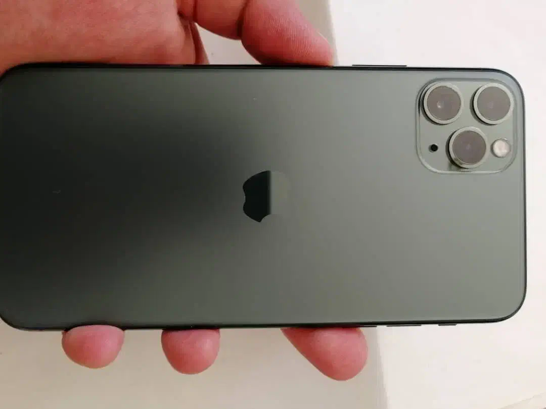 دو دستگاه موبایل ایفون و سامسونگ مشابه اک|موبایل|بم, |دیوار