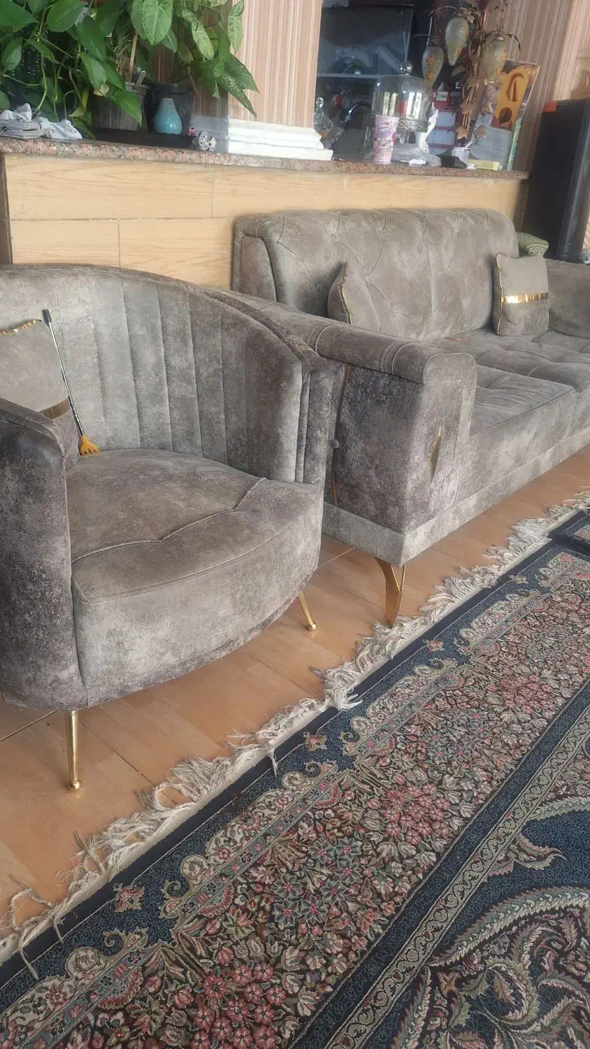 مبل ۵نفره سالم|مبلمان خانگی و میز عسلی|صدرا-فارس, فاز ۱|دیوار