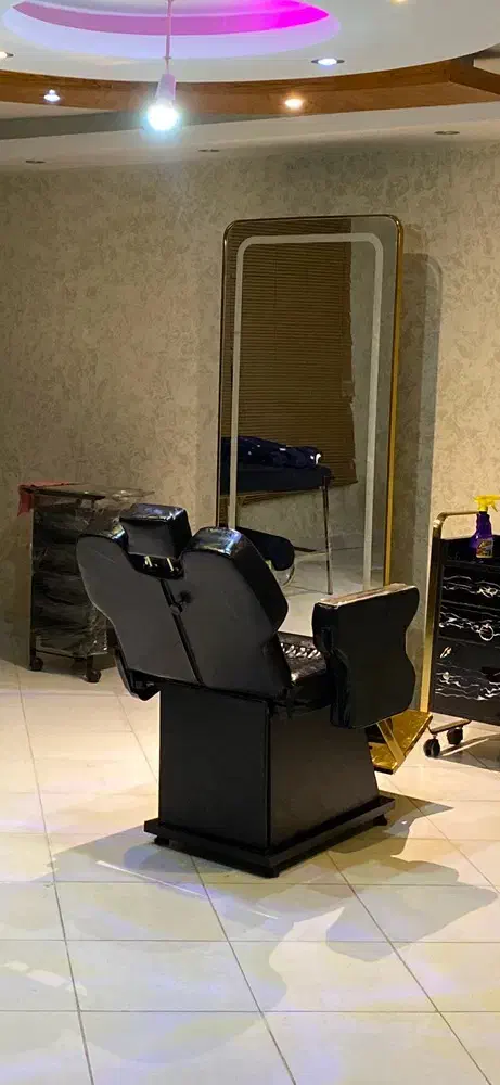 تمامی وسایل آرایشگاه در حد نو به فروش می رسد .|آرایشگاه و سالن‌های زیبایی|شاهین دژ, |دیوار