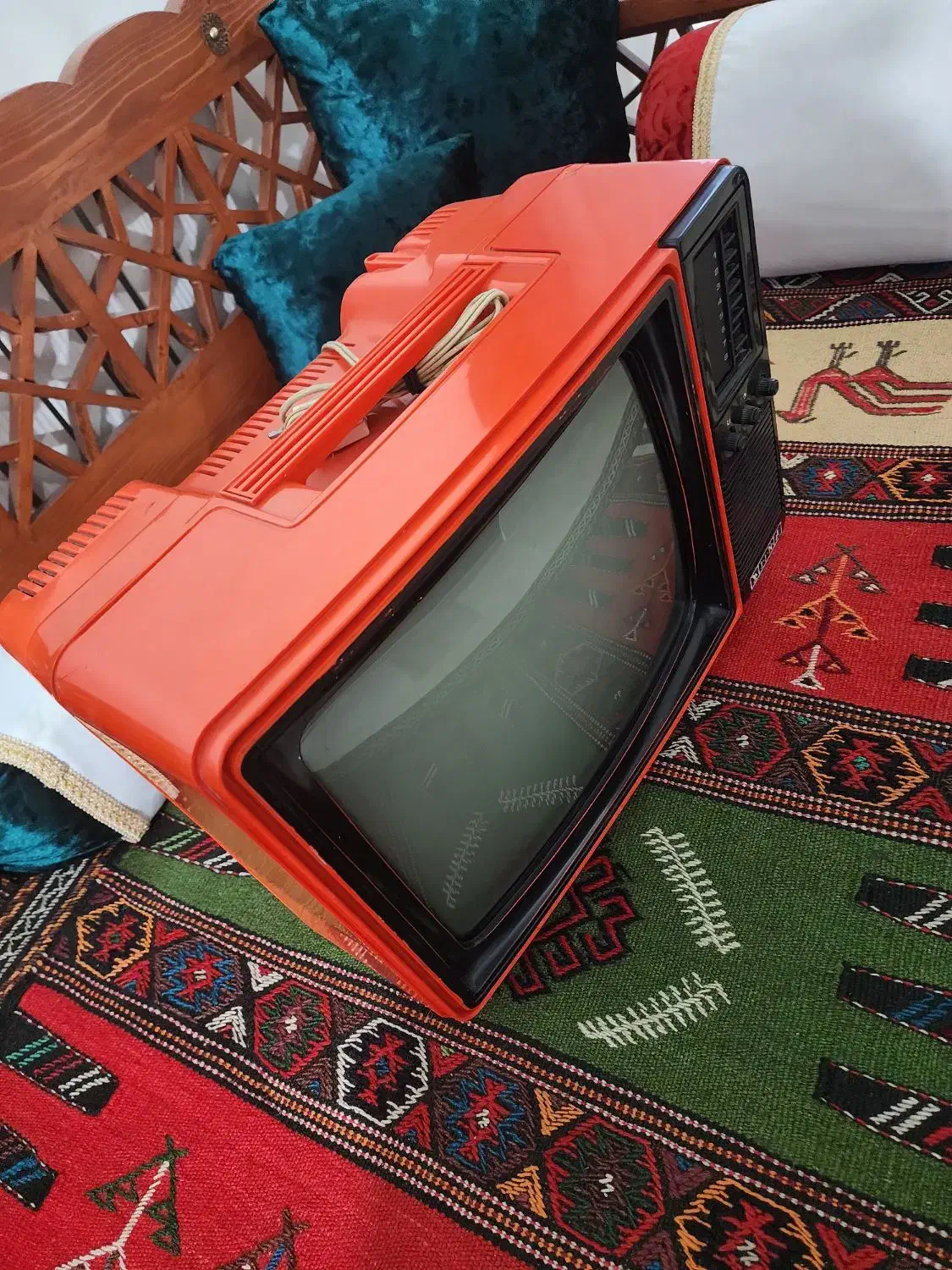 تلویزیون نوستالژی|تلویزیون و پروژکتور|رودهن, |دیوار