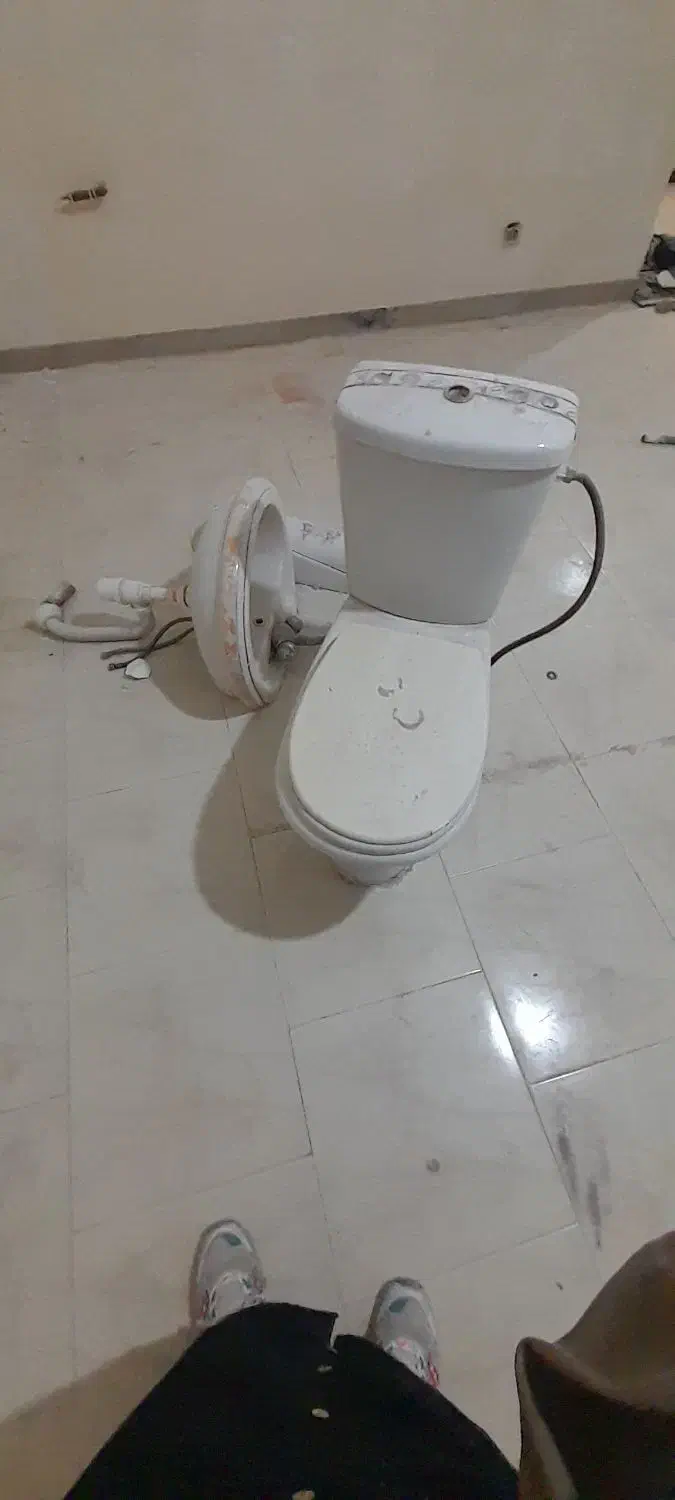 فرنگی و روشویی|لوازم سرویس بهداشتی|صدرا-فارس, فاز ۲|دیوار