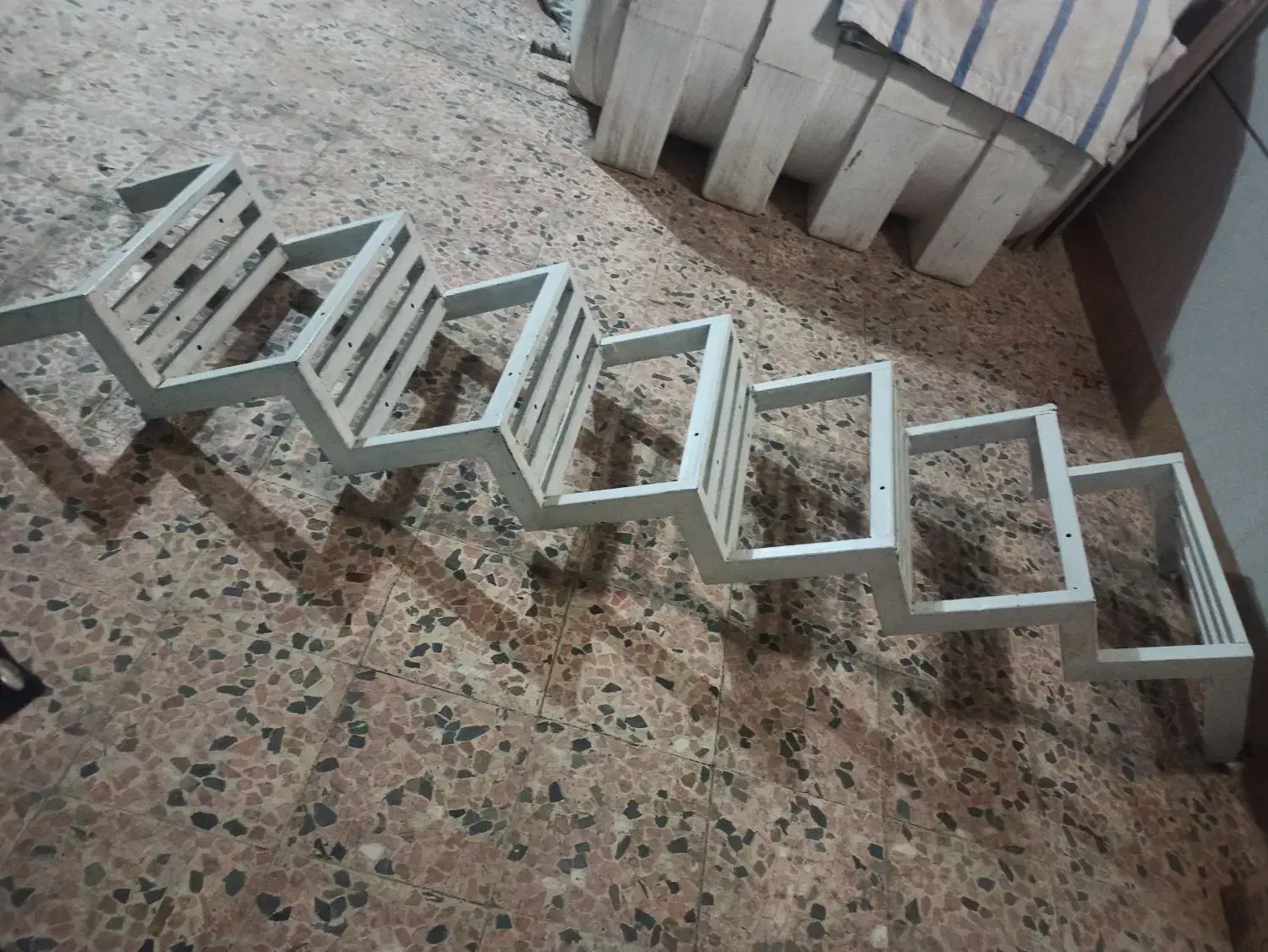 پله آهنی (راه پله)|مصالح و تجهیزات ساختمان|ابریشم, |دیوار