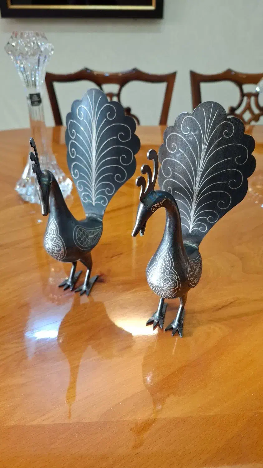 مجسمه طاووس فولادی نقره کوب عتیقه|کلکسیون اشیاء عتیقه|قم, زنبیل آباد|دیوار