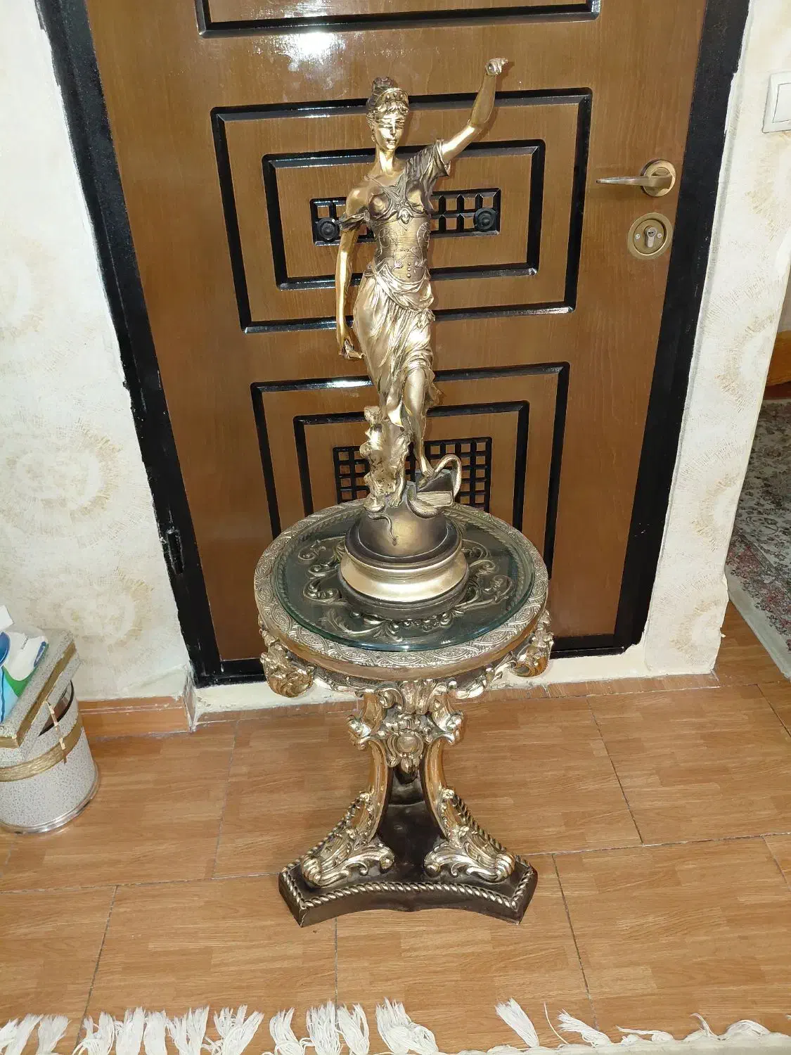 میز رزین سالم و در حد نو مجسمه رایگان|میز تلفن|اسلام‌شهر, شهرک مصطفی خمینی|دیوار