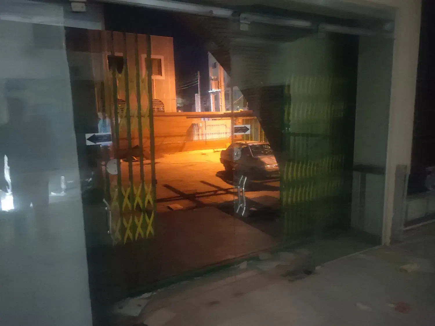 شیشه درب باز شو سکوریت و حفاظ ریلی اکاردئونی|حراج|رفسنجان, |دیوار