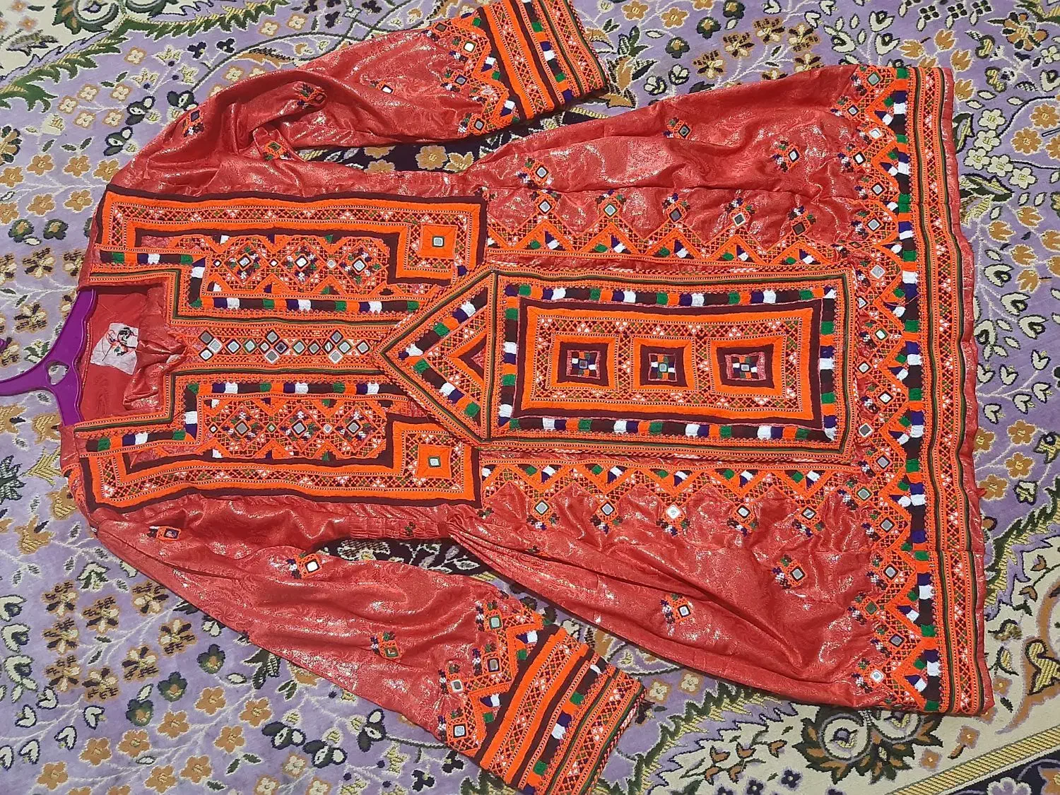 لباس خوشرنگ قرمز|لباس|پیپ, |دیوار