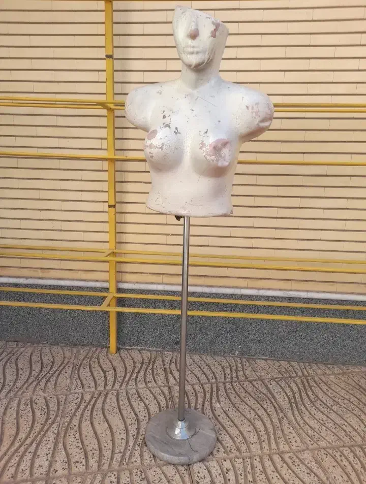 مانکن (پیراهن)|لباس|سراب, |دیوار