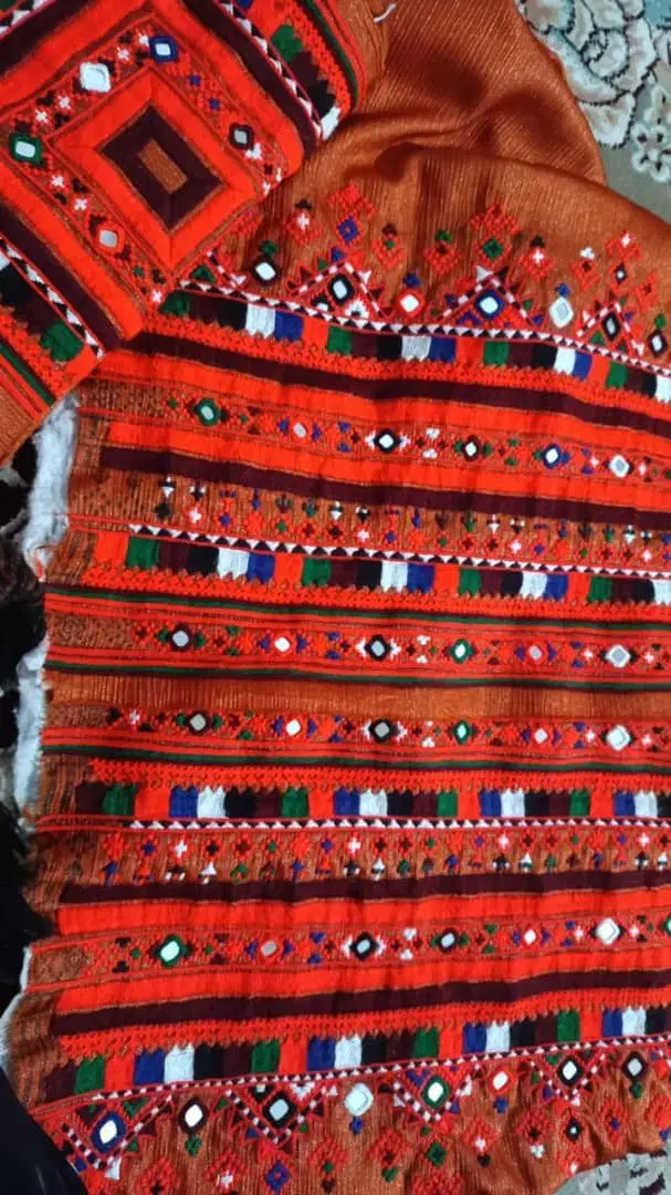 لباس دست دوز|لباس|سراوان, |دیوار