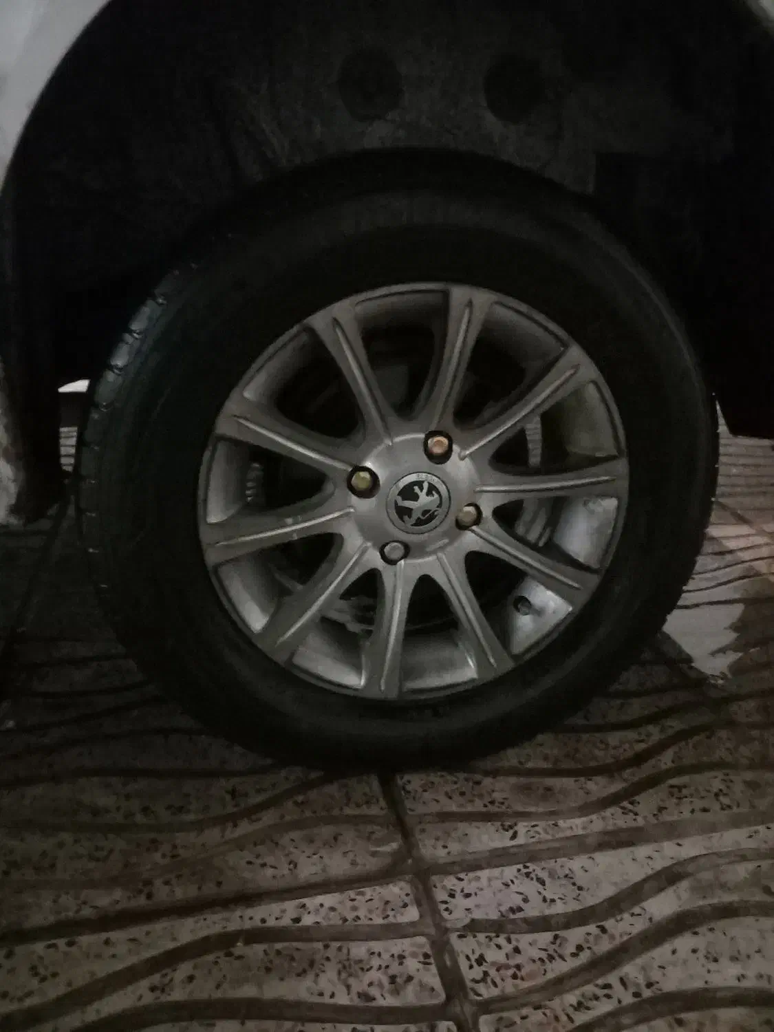 رینگ و لاستیک|قطعات یدکی و لوازم جانبی|صحنه, |دیوار