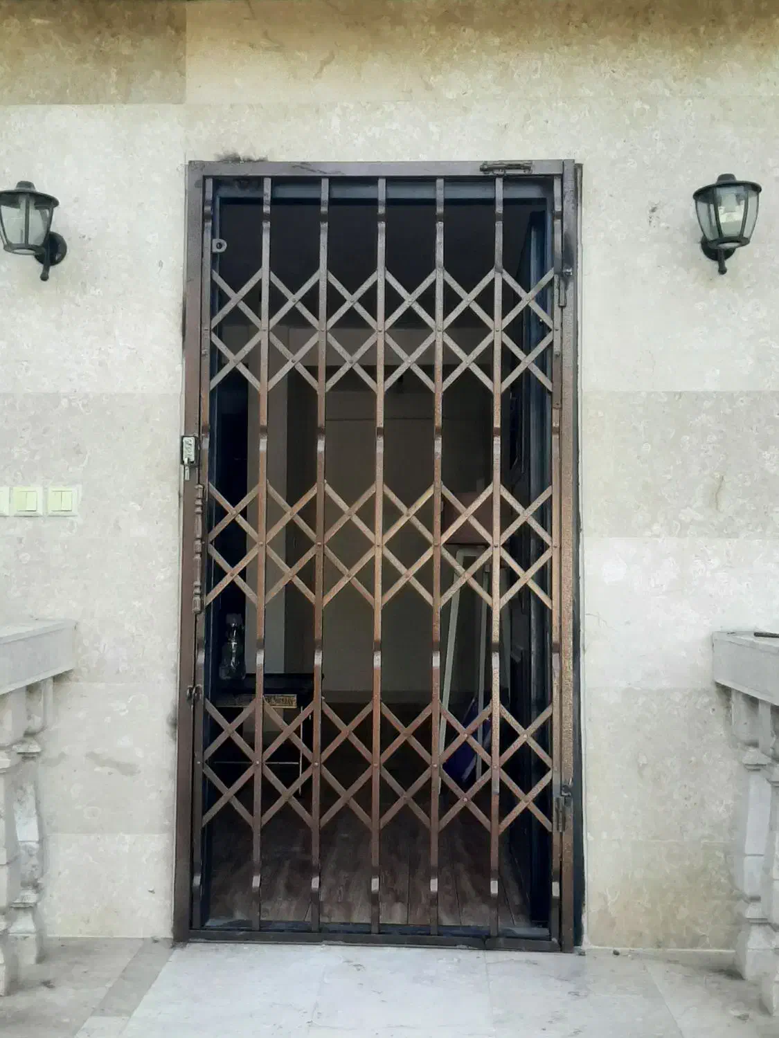 نصب درب حفاظ اکاردئونی ورودی ساختمان|مصالح و تجهیزات ساختمان|رشت, باهنر|دیوار