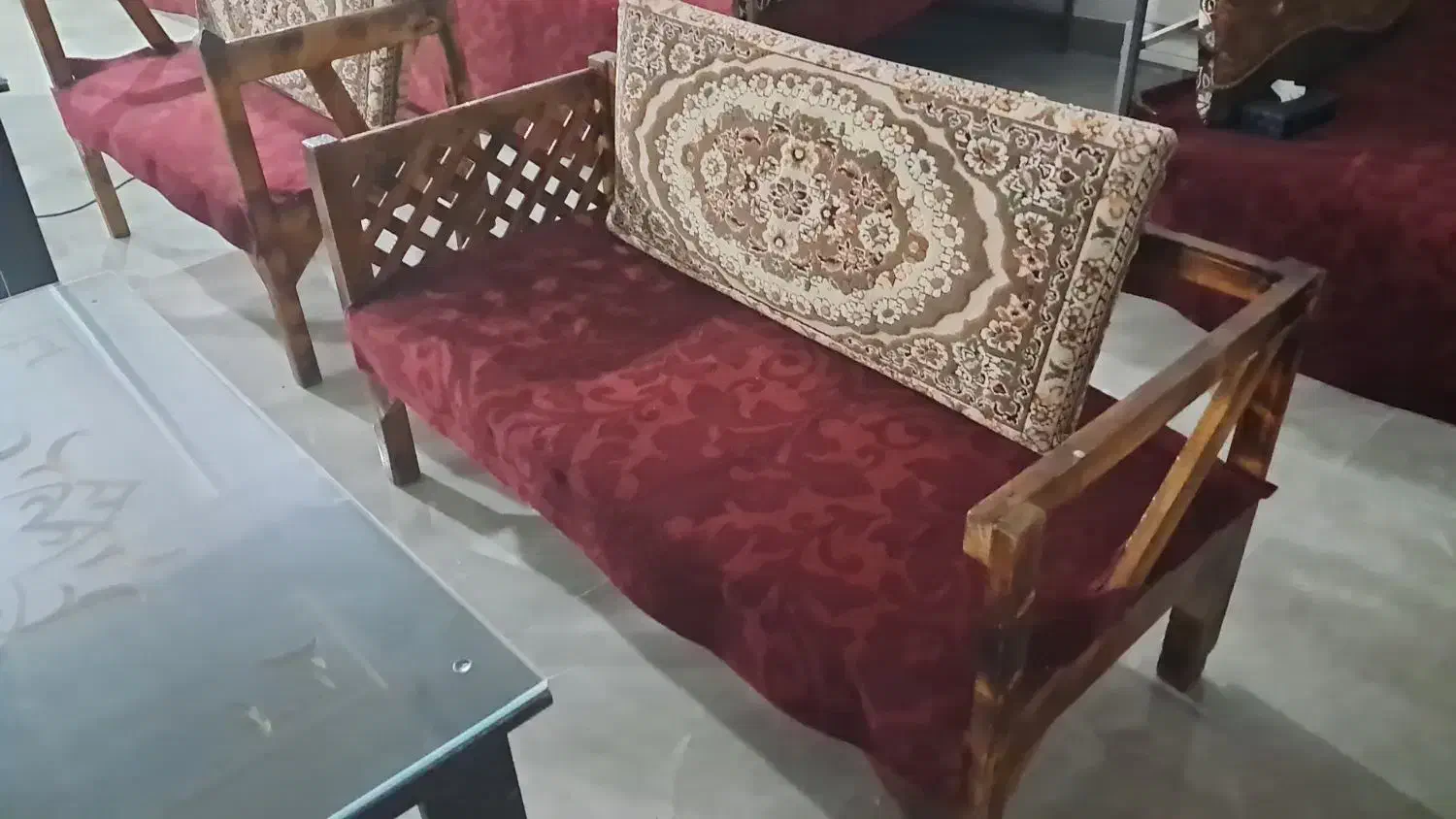 تخت چوبی واهنی وصندلی چوبی واهنی|صندلی و نیمکت|نور, |دیوار