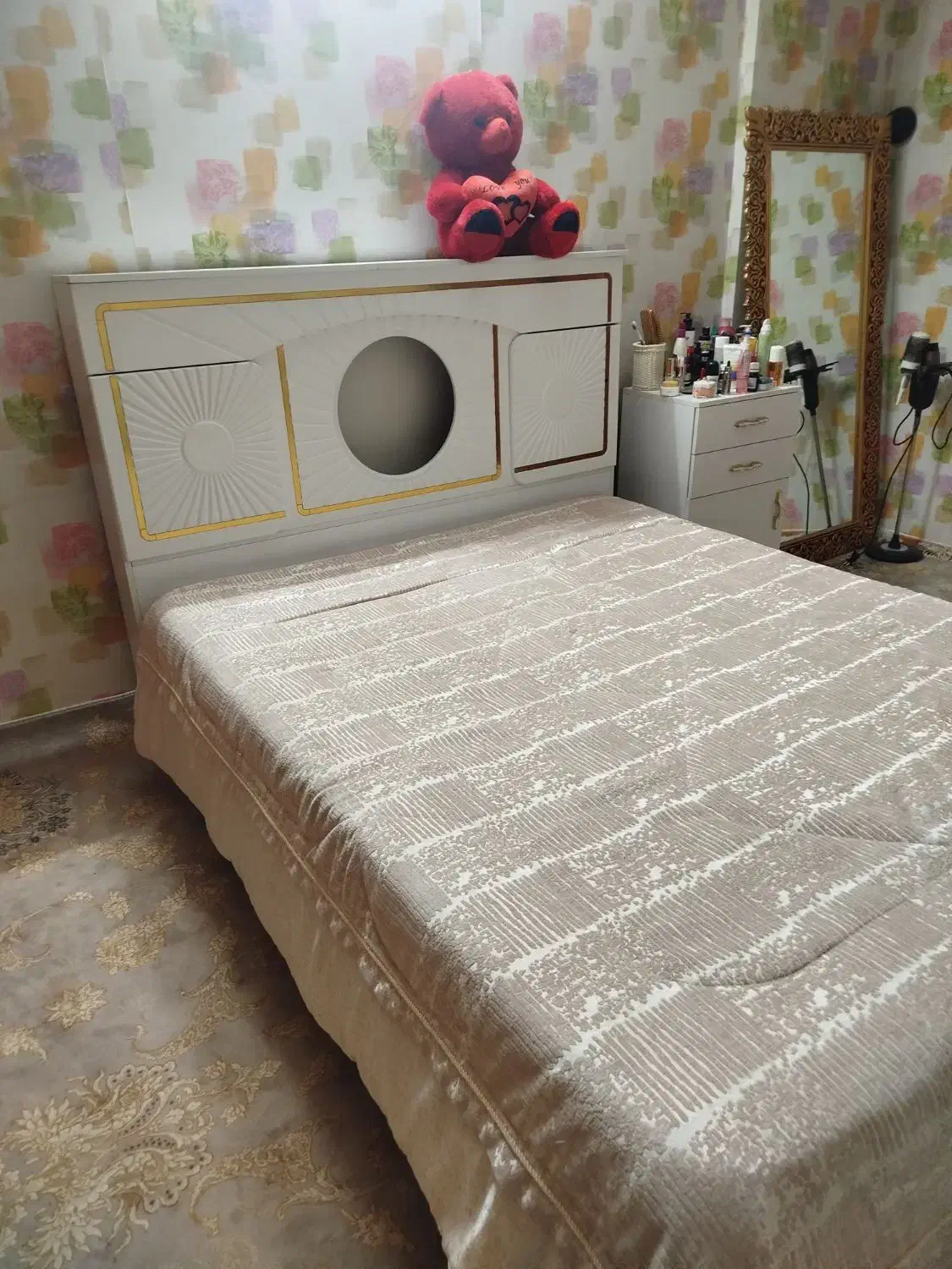 تخت خواب دو نفره با دو کفی و کمد وآینه|تخت و سرویس خواب|آمل, |دیوار