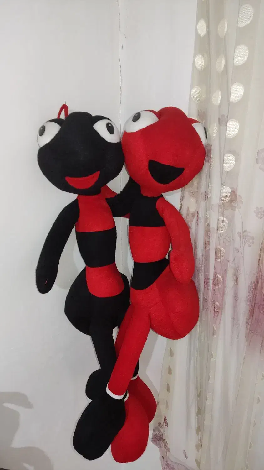 تعدادی عروسک|اسباببازی|پرند, فاز ۵|دیوار