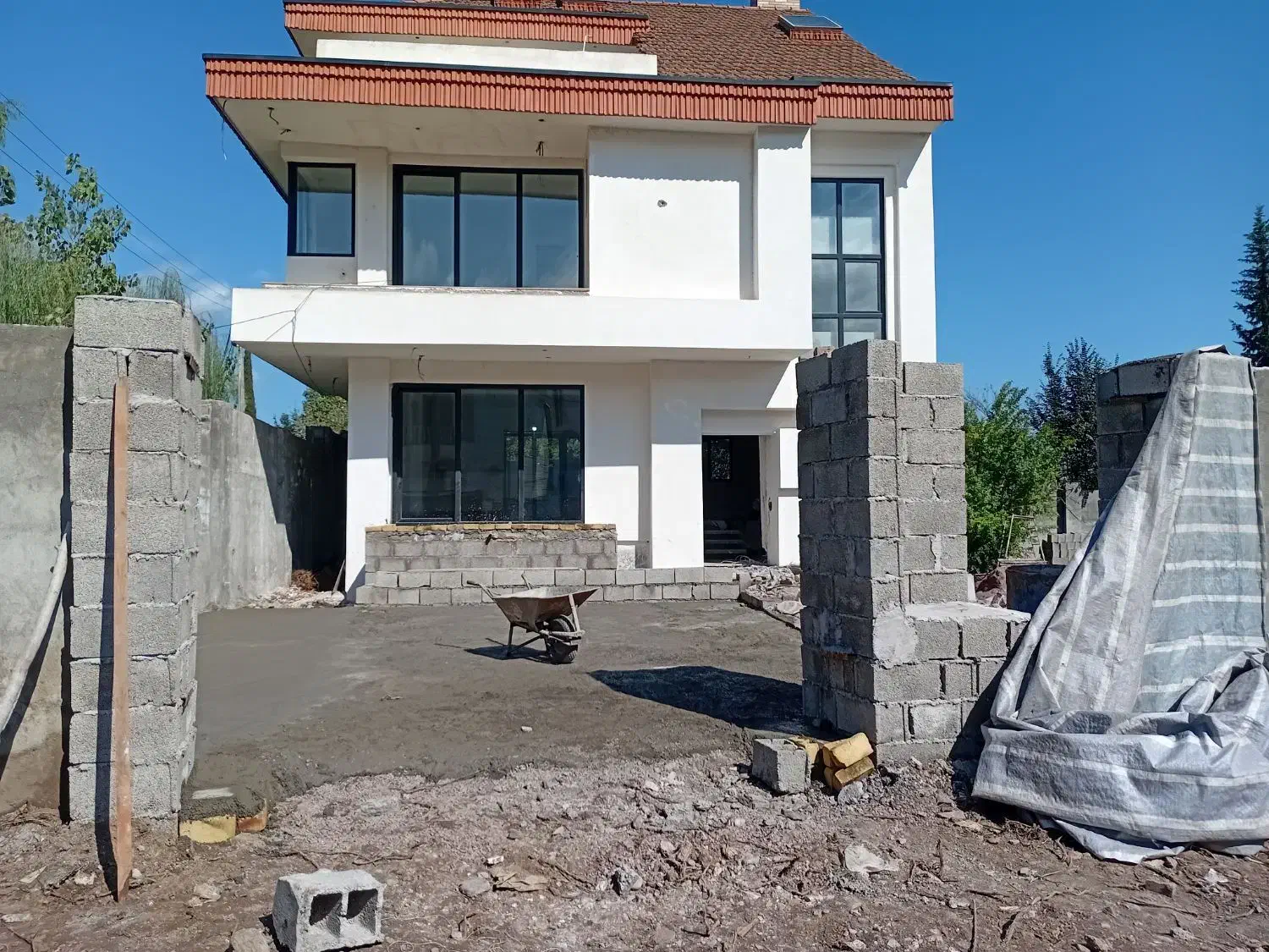 سیمانکاری پودر خاک سنگ. بتن ریزی کف حیاط|خدمات پیشه و مهارت|ماسال, |دیوار