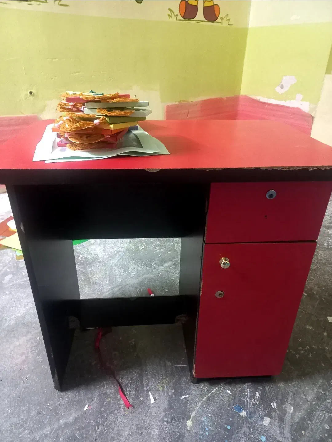 میز تحریر قرمز|میز تحریر و کامپیوتر|شیروان (خراسان), |دیوار