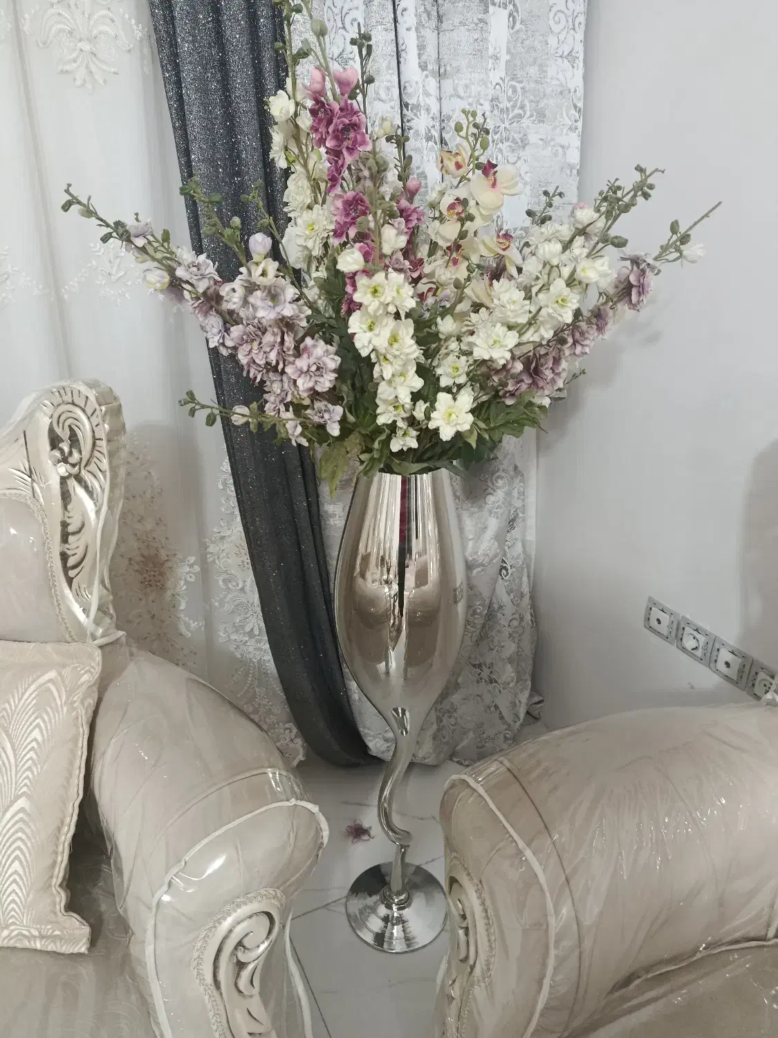 گل و گلدان بسیار تمیز و زیبا قیمت 2میلیون تومان|گل مصنوعی|اقبالیه, |دیوار