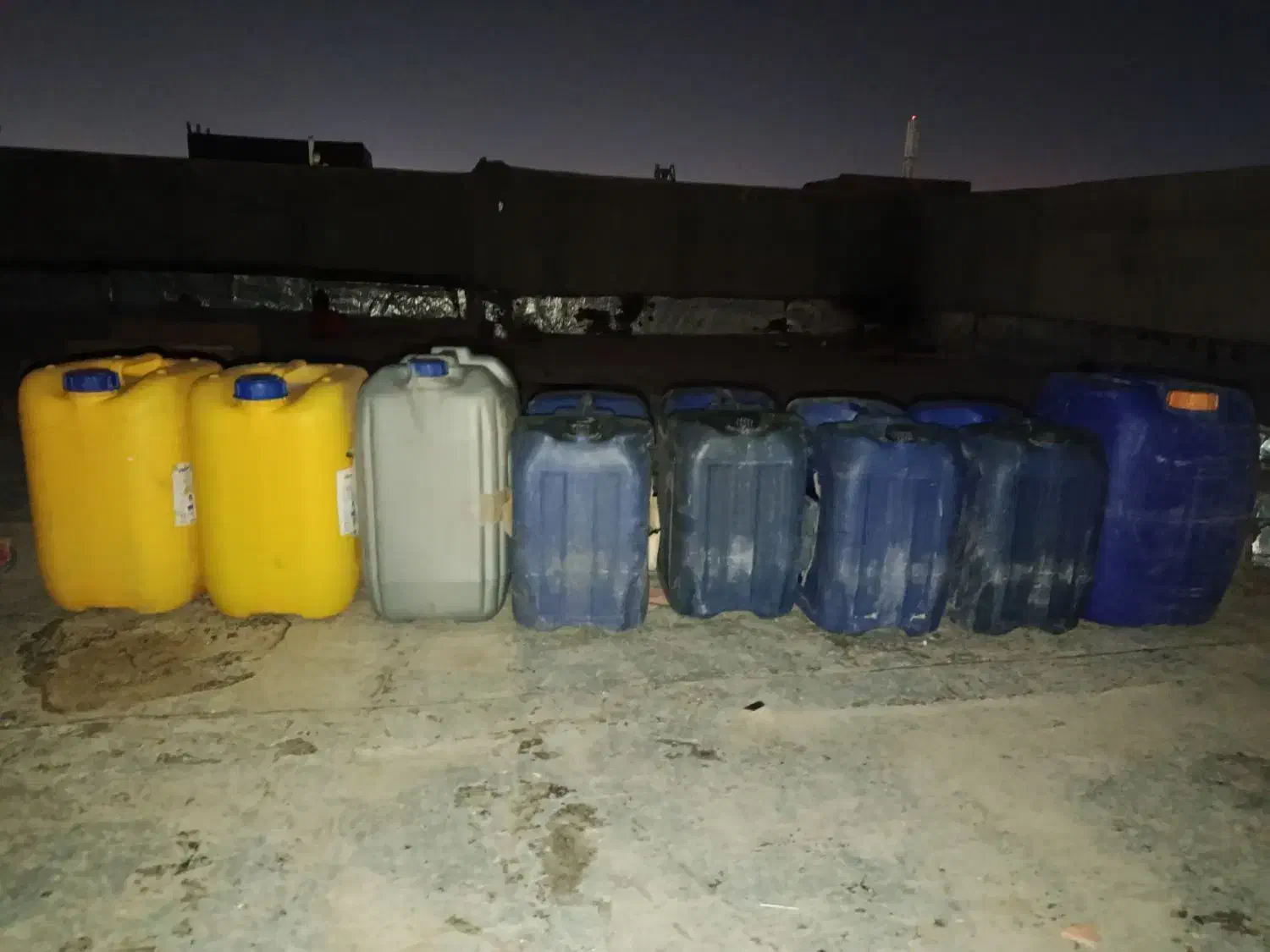 گالن بنزین یا گازوئیل|ظروف نگهدارنده، پلاستیکی، یک‌بارمصرف|زاهدان, |دیوار