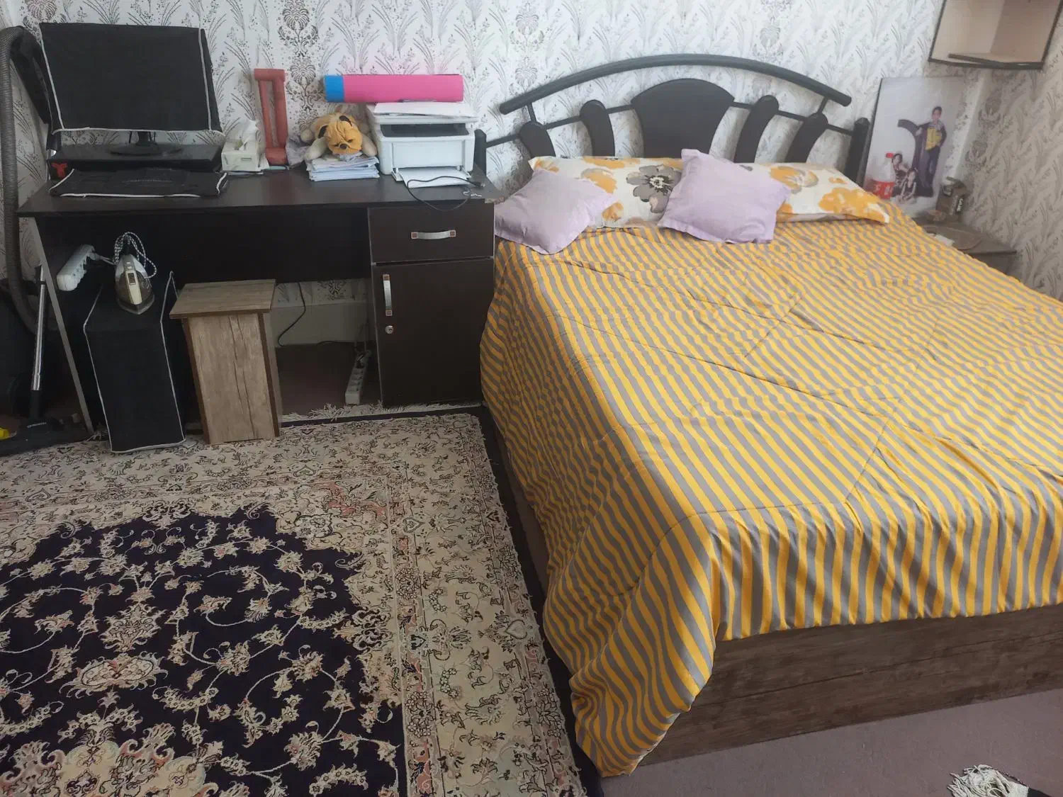 تخت دو نفره با پا تختی و میزکامپیوتر یا اداری بزرگ|تخت و سرویس خواب|بیرجند, |دیوار