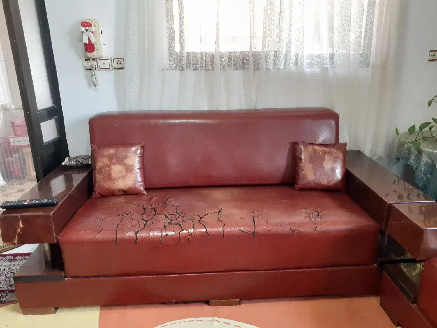 مبل چهارنفره‌نفره چرم وچوب همراه بامیزپذیرایی|مبلمان خانگی و میز عسلی|لاهیجان, شیخ زاهد|دیوار