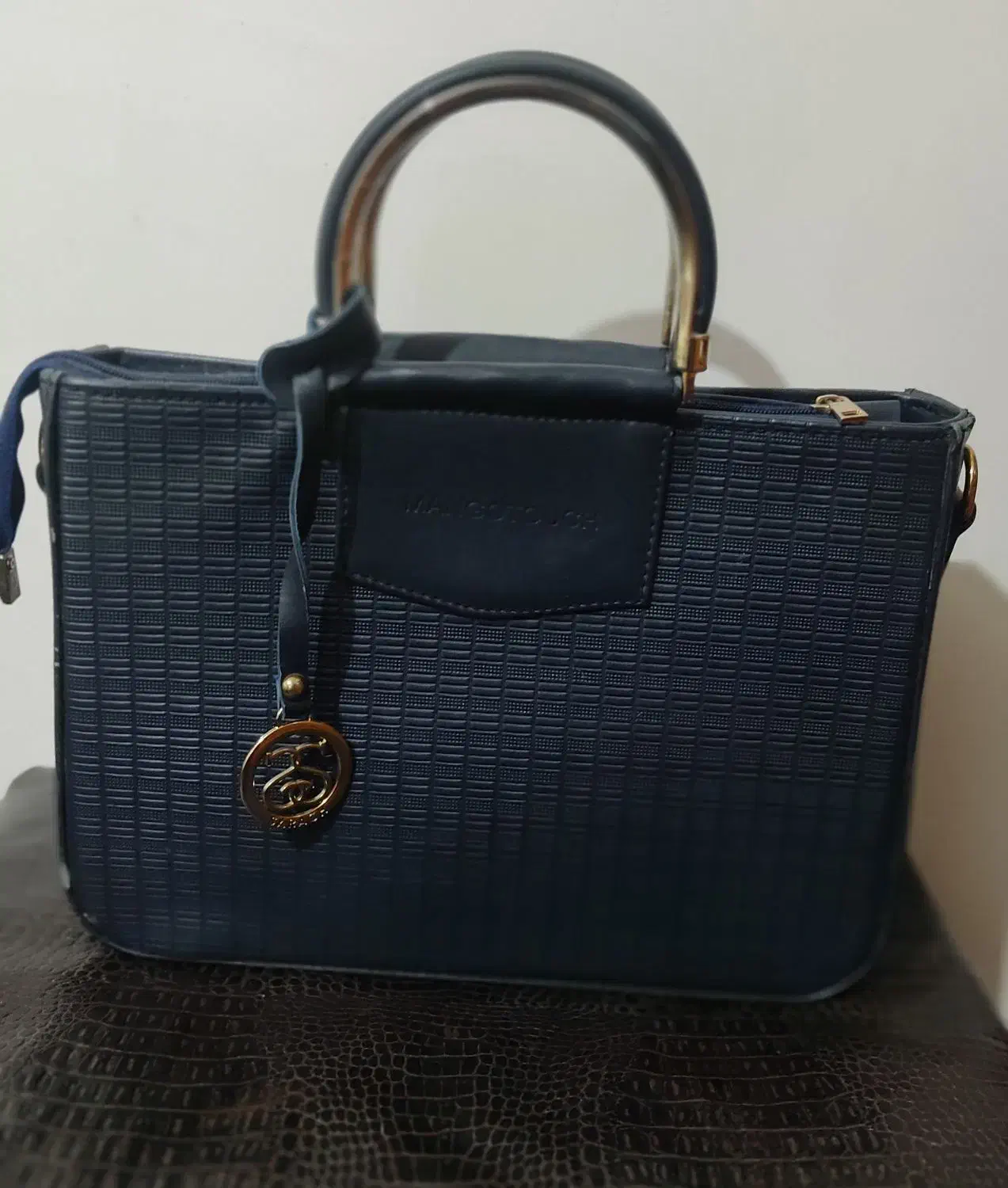 کیف|کیف، کفش، کمربند|عطاملک, |دیوار