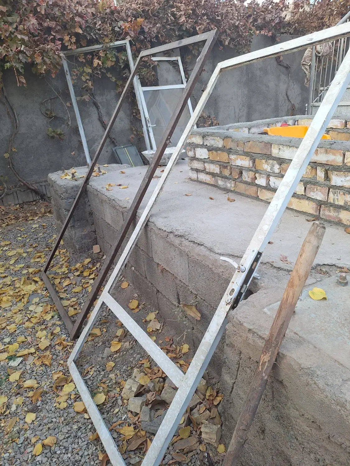 دو عدد درب آهنی و تعدادی شیشه سکوریت|مصالح و تجهیزات ساختمان|نیشابور, فضل|دیوار