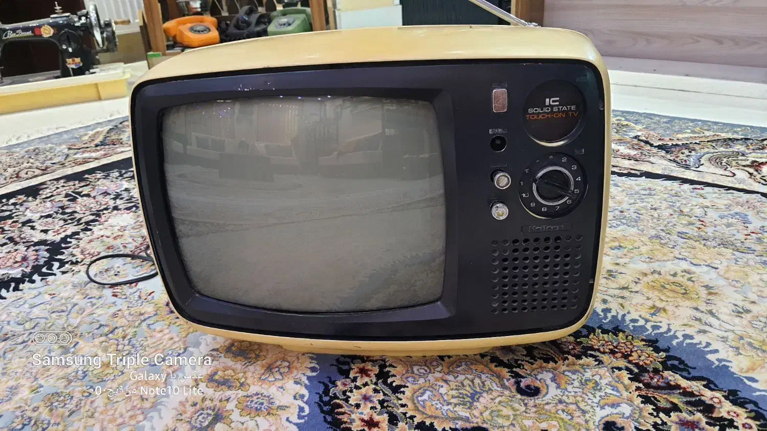 تلویزیون قدیمی کلکسیونی ۱۴ اینچ|تلویزیون و پروژکتور|شیراز, احمدآباد|دیوار