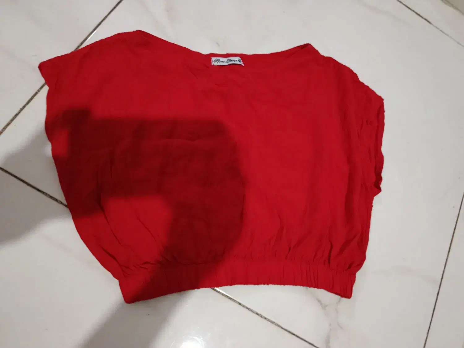 نیم تنه قرمز نخی|لباس|گرگان, |دیوار