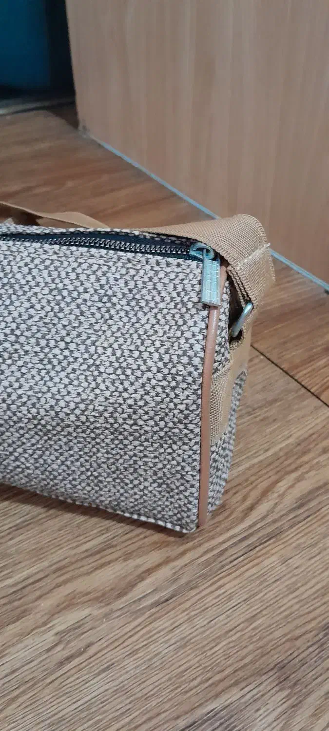 کیف نویه نو|کیف، کفش، کمربند|مشهد, تربیت (صدف)|دیوار