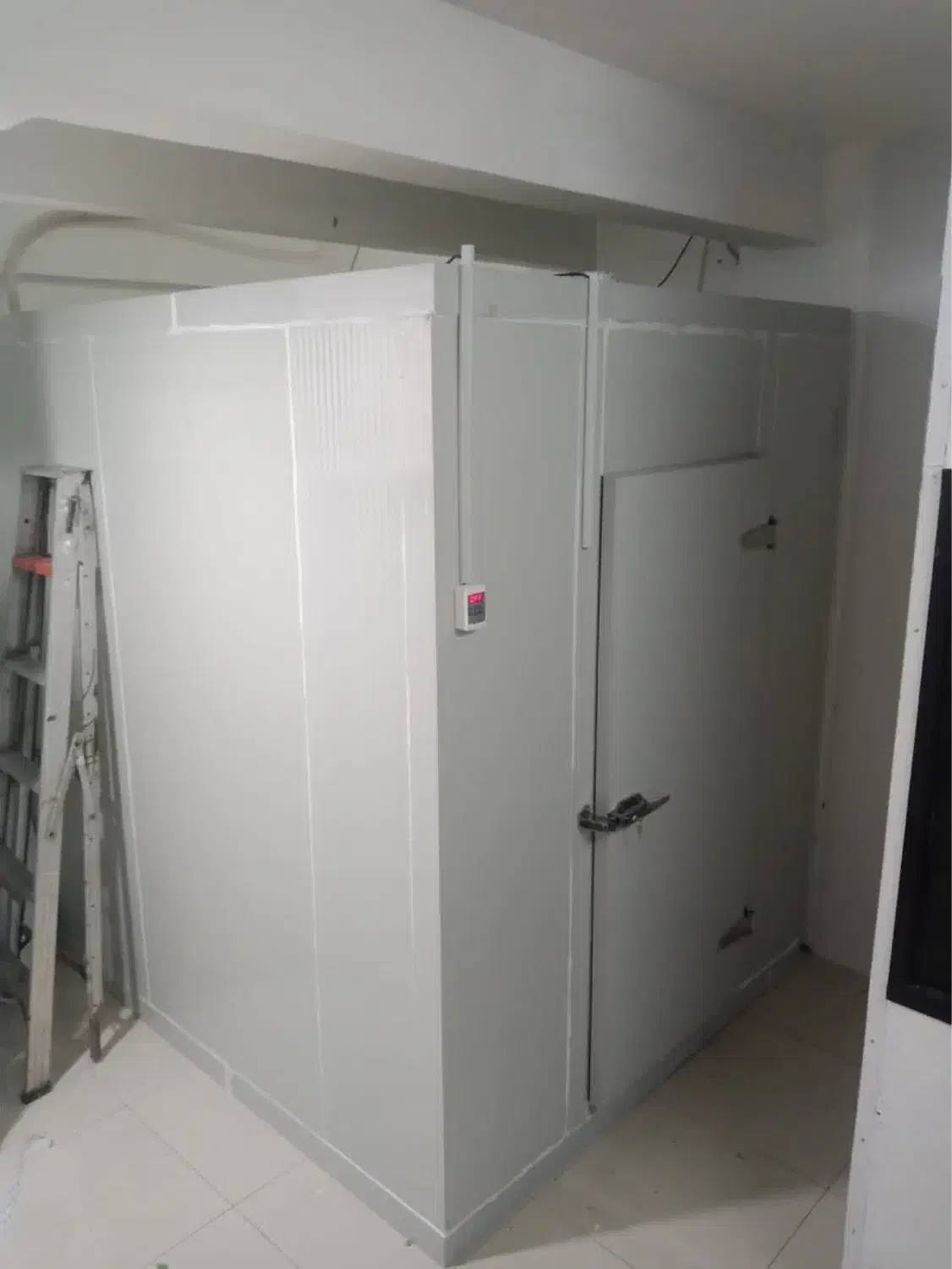 ۷۲۷۲سردخانه۷۲۷۲ چرخ دار اماده بارگیری با جرثقیل|ماشینآلات صنعتی|اصفهان, نقش جهان|دیوار