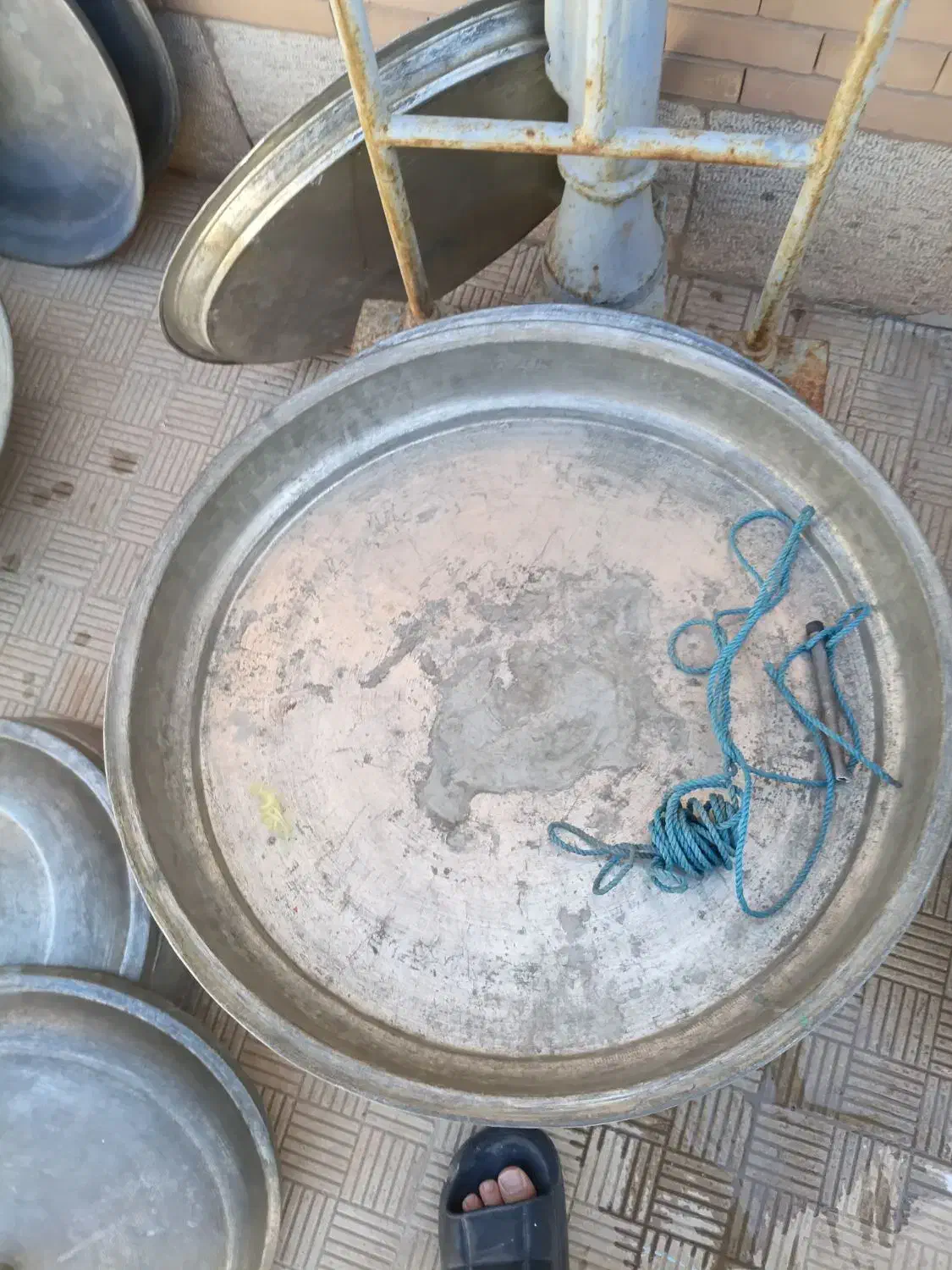 مس سینی بزرگ|کلکسیون اشیاء عتیقه|یزد, |دیوار