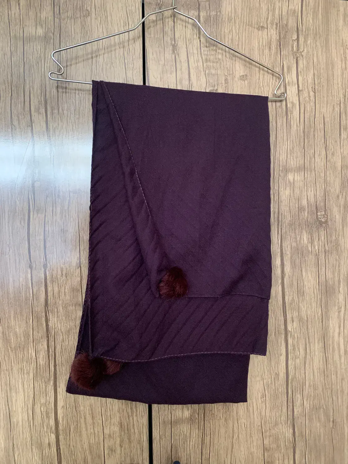 دو عدد شال|لباس|مشهد, تربیت (صدف)|دیوار