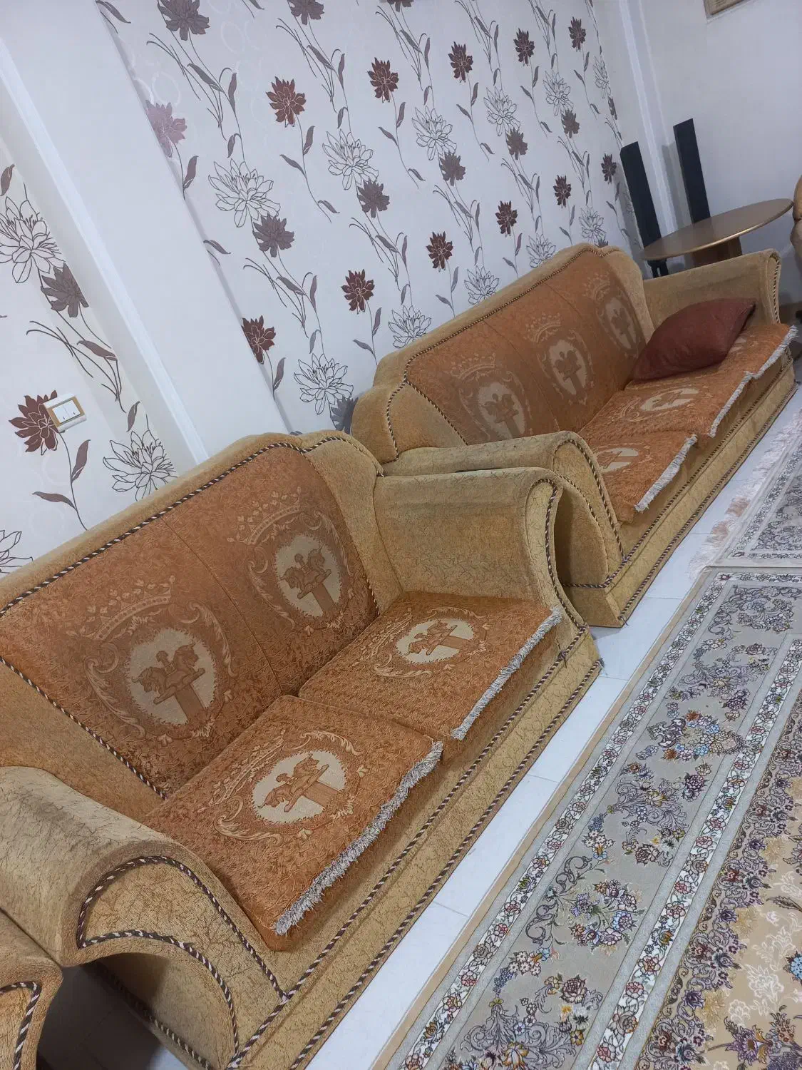 مبل هفت نفره|مبلمان خانگی و میز عسلی|رشت, پیرکلاچای|دیوار