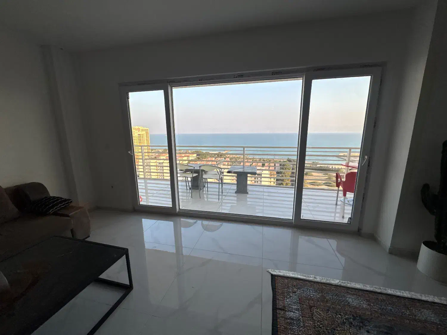 ویو از سالن و اتاق خواب|اجارهٔ کوتاهمدت آپارتمان و سوئیت|کیش, |دیوار