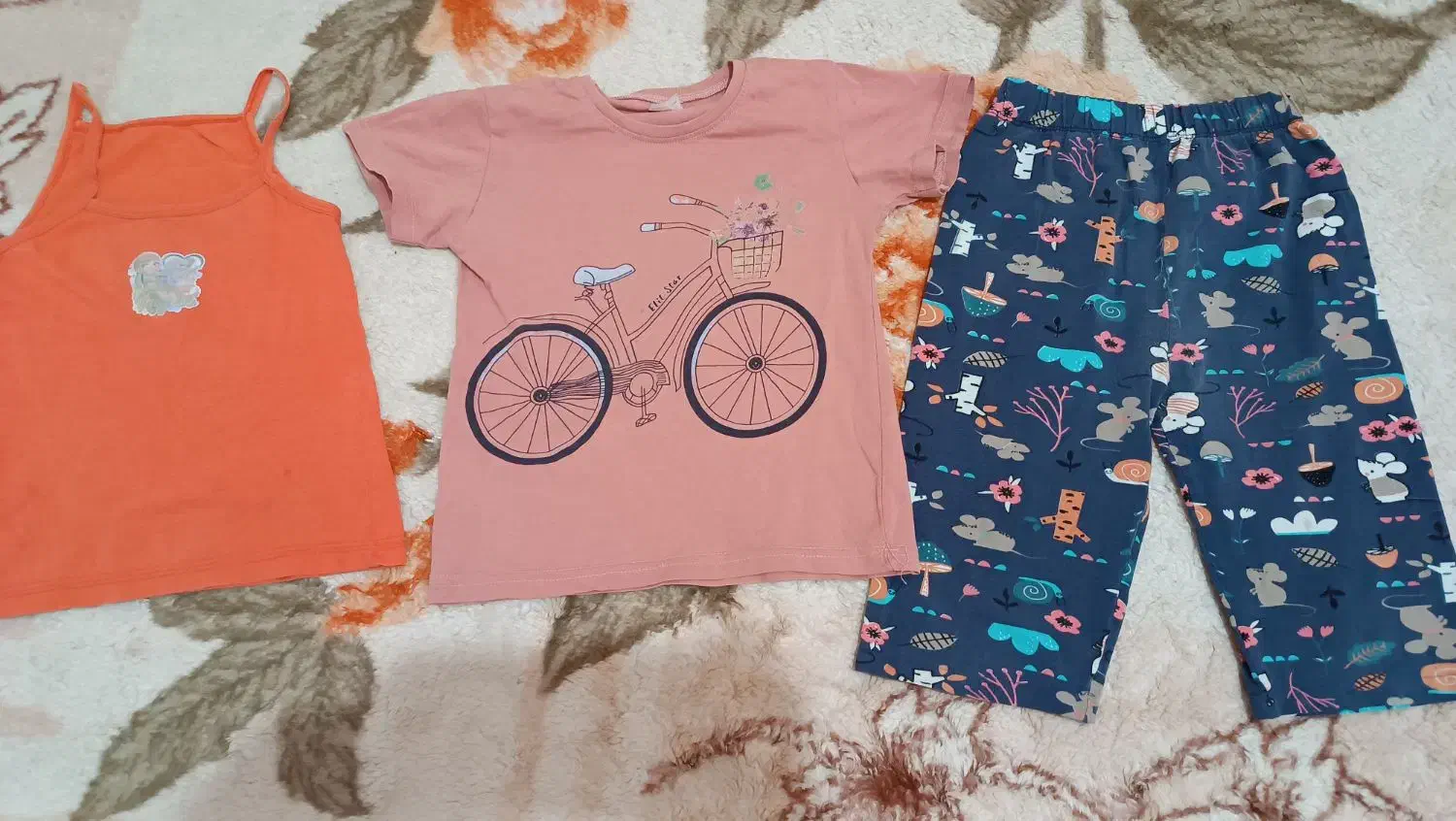 تعدادی لباس دخترانه همه با هم با قیمت مناسب|کفش و لباس بچه|کرمان, |دیوار