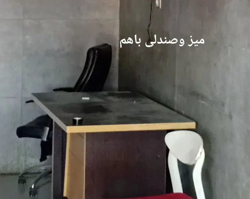 میز و یک عدد صندلی منشی|مبلمان اداری|اندیشه, اندیشه فاز ۳|دیوار