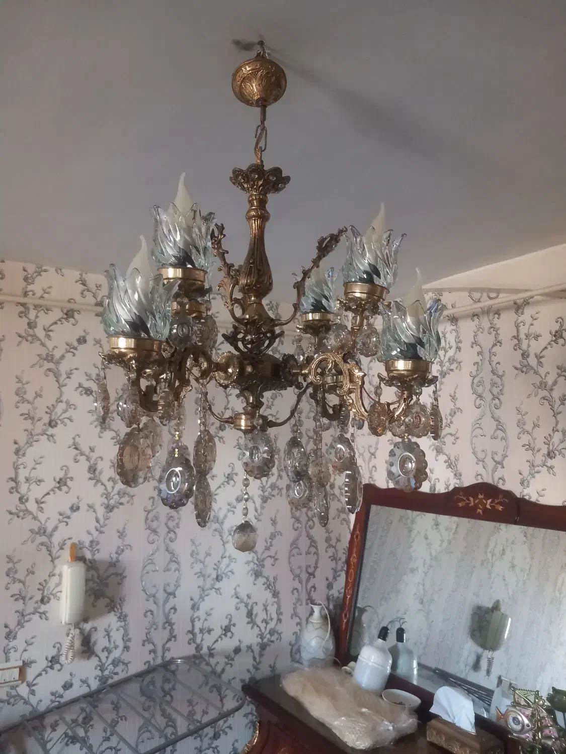 لوستر در سنگین وزن میباشد در حد نو به قیمت مناسب|لوستر و چراغ آویز|سهند, |دیوار