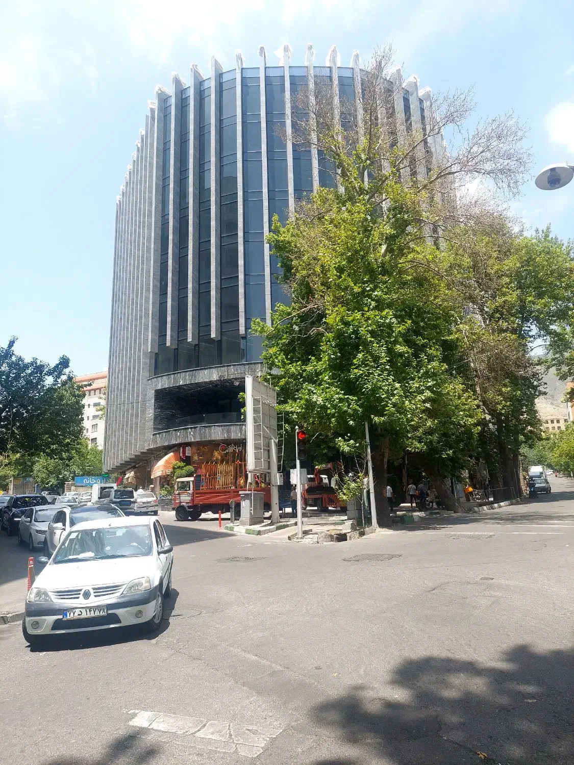 اجاره ۵۰۰متر تجاری بر خ انقلاب|اجارهٔ مغازه و غرفه|تهران, فلسطین (میدان انقلاب)|دیوار