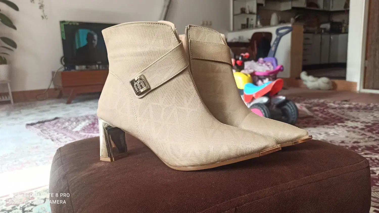 کفش|کیف، کفش، کمربند|قم, نیروگاه|دیوار