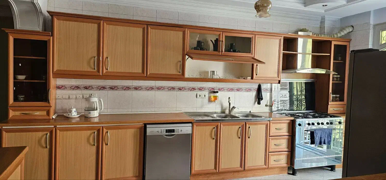 کابینت چوب در حد نو|آبچکان و نظمدهنده ظروف|تهران, نیروی هوایی (پیروزی)|دیوار